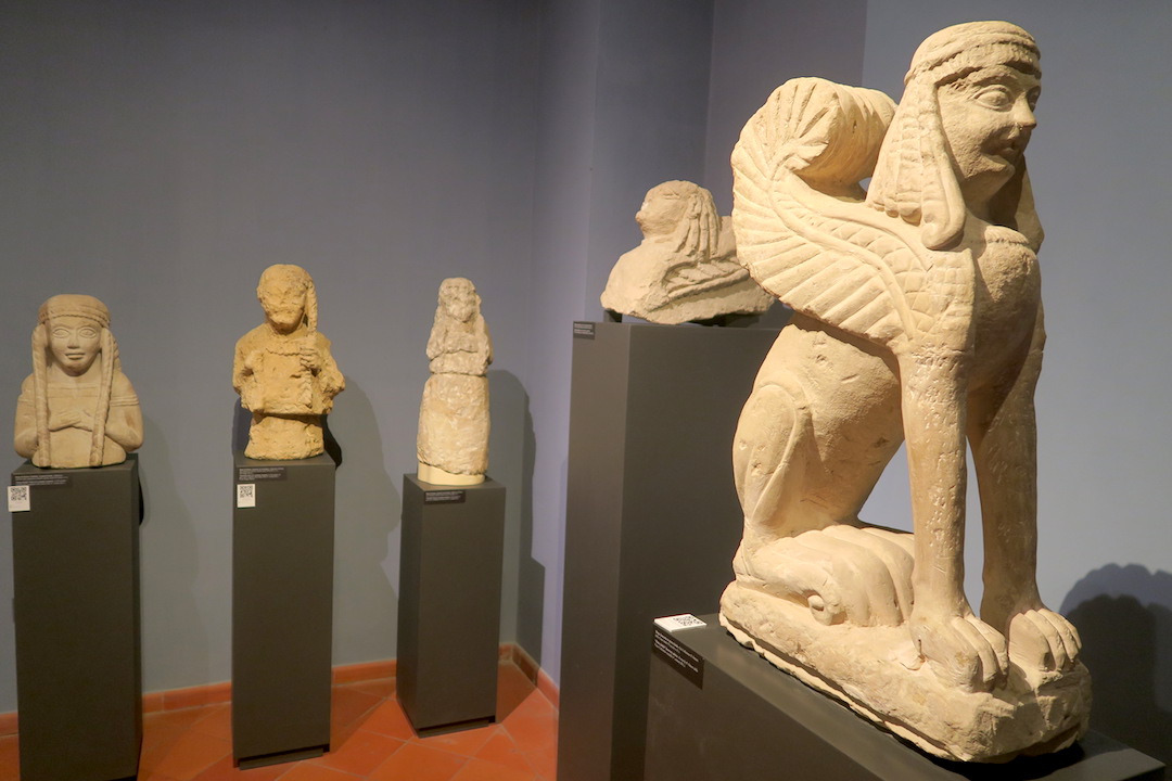 古代エトルリア墳墓とスフィンクス、トスカーナ キウーシ_f0234936_9171187.jpg