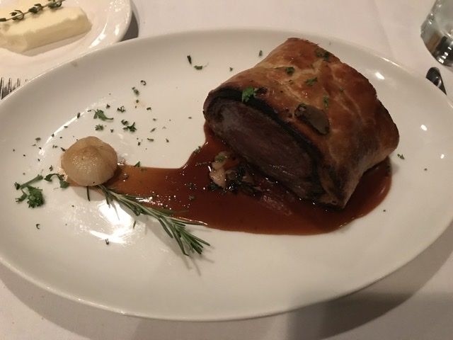 牛ヒレのパイ包み、寄り添うような給仕_b0365715_05572699.jpeg