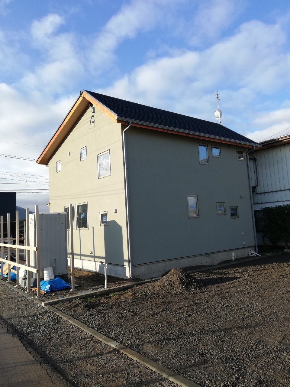 グレーの塗り壁 トレスホームズ 信州黒姫山のふもと便り