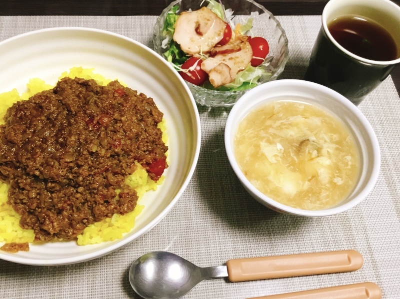 &#127803;ひまわり荘　夕食&#127803;　キーマカレー、中華スープ、チャーシュー入りサラダ_c0357519_17430216.jpeg