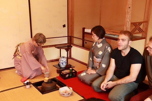外国人、茶道・箏、尺八を鑑賞_e0321325_12012833.jpg