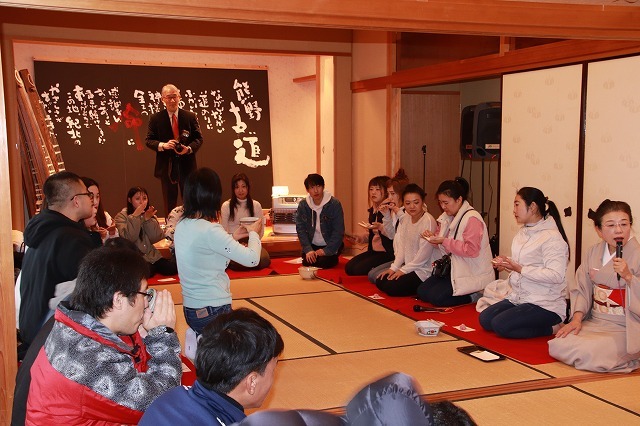外国人、茶道・箏、尺八を鑑賞_e0321325_12020103.jpg