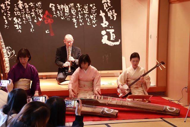 外国人、茶道・箏、尺八を鑑賞_e0321325_12113084.jpg