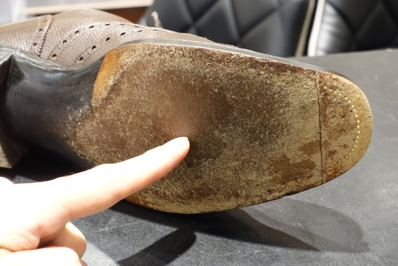 雨が革靴にしみ込む R Dシューケアショップ 玉川タカシマヤ本館4階紳士靴売場内 雨が革靴にしみ込む R Dシューケアショップ 玉川タカシマヤ本館4階紳士靴売場内