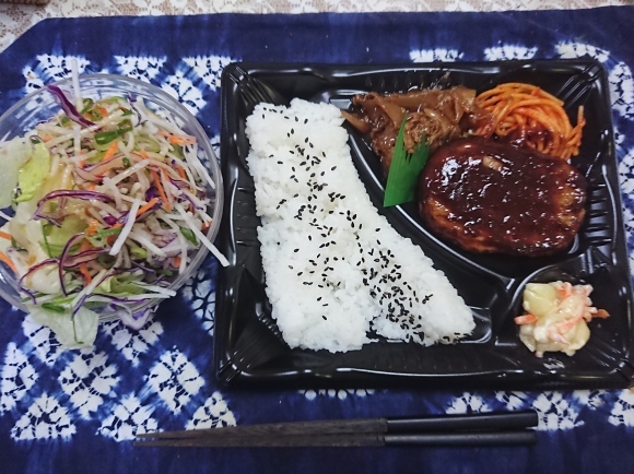 1/28 西友・デミハンバーグ&焼肉弁当、九条葱と生姜のサラダ、オエノン クワトロフリー_b0042308_00021943.jpg