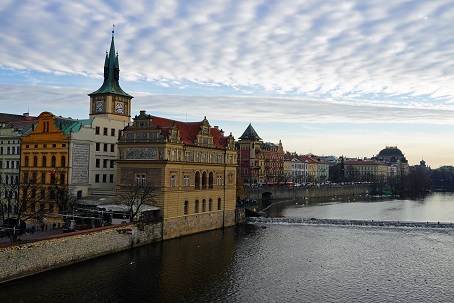 ヴルタヴァ川沿岸、そしてカレル橋 (Karlův most) を歩く_a0151913_9101393.jpg