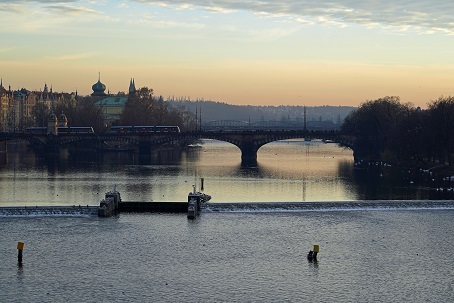ヴルタヴァ川沿岸、そしてカレル橋 (Karlův most) を歩く_a0151913_9122238.jpg