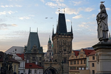 ヴルタヴァ川沿岸、そしてカレル橋 (Karlův most) を歩く_a0151913_9125785.jpg