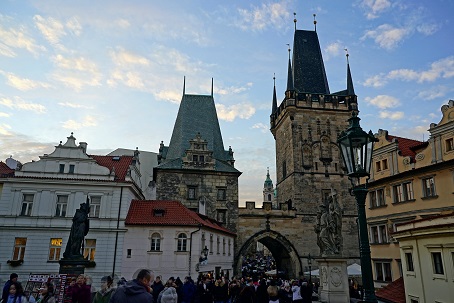 ヴルタヴァ川沿岸、そしてカレル橋 (Karlův most) を歩く_a0151913_9131533.jpg