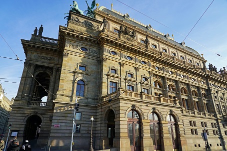 ヴルタヴァ川沿岸、そしてカレル橋 (Karlův most) を歩く_a0151913_951152.jpg
