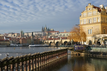 ヴルタヴァ川沿岸、そしてカレル橋 (Karlův most) を歩く_a0151913_981858.jpg