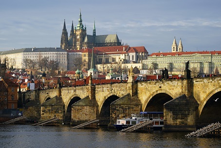 ヴルタヴァ川沿岸、そしてカレル橋 (Karlův most) を歩く_a0151913_984257.jpg