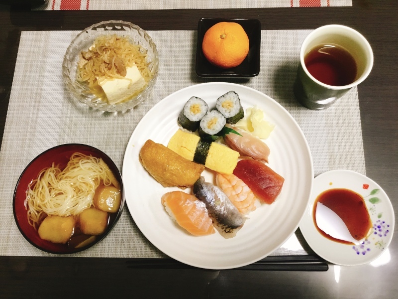 ひまわり荘 夕食 お寿司 あんかけ椎茸うどん 肉豆腐 みかん 今日の献立 ひまわり荘 夕食 お寿司 あんかけ椎茸うどん 肉豆腐 みかん 今日の献立