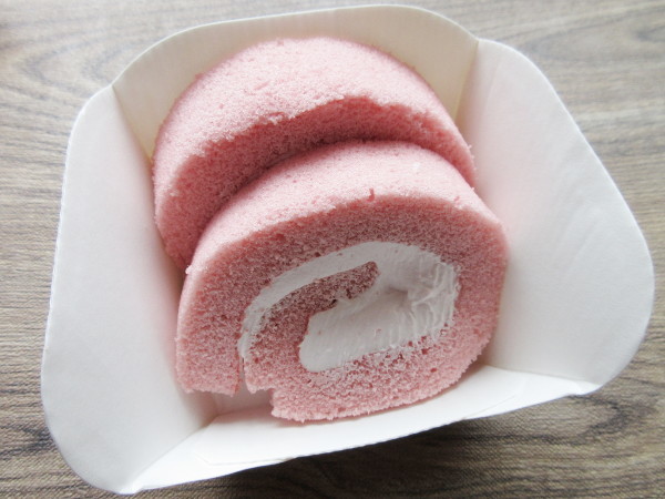 【モンテール】冬期限定 いちごの手巻きロール_c0152767_19393218.jpg