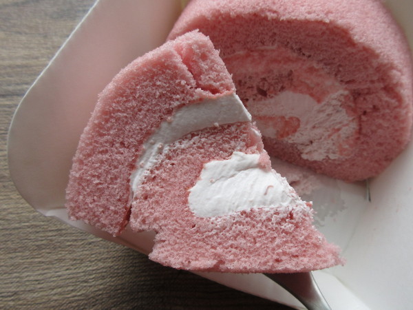 【モンテール】冬期限定 いちごの手巻きロール_c0152767_19422252.jpg