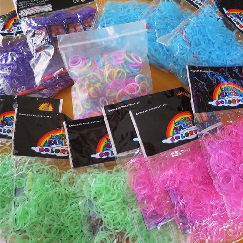 編む輪ゴムLOOM約4,000本を千円で買って娘にプレゼント_c0060143_14332207.jpg