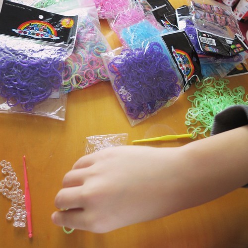 編む輪ゴムLOOM約4,000本を千円で買って娘にプレゼント_c0060143_14332299.jpg