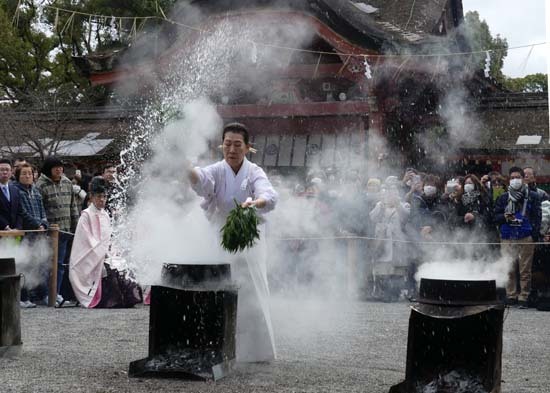 石清水八幡宮　湯立神楽_e0048413_22205134.jpg