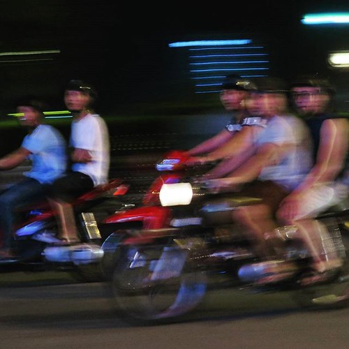 夜のベトナム、バイクの迫力_c0060143_18385873.jpg