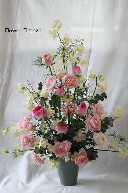 *春の花でトライアンギュラーアレンジメント *_e0159050_17222113.jpg