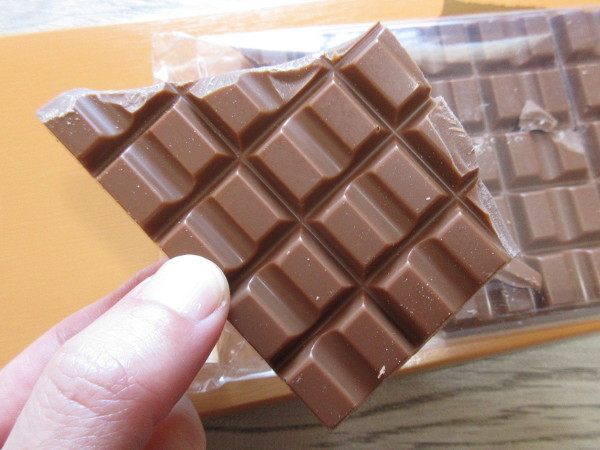【有楽製菓株式会社】デラックスミルクチョコレート_c0152767_13183616.jpg