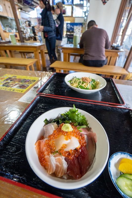 魚問屋 助八で、スペシャル海鮮丼と赤かつおやきそば_a0077663_09022588.jpg