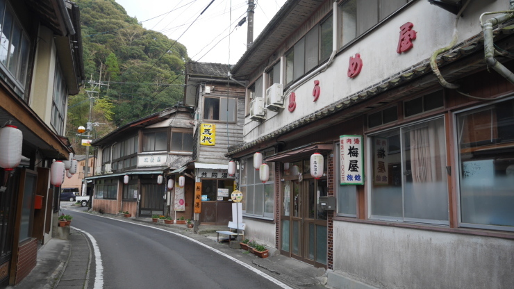 谷あいの小さな温泉街にある湯治的宿―川内高城温泉・梅屋旅館_a0385880_14120697.jpg