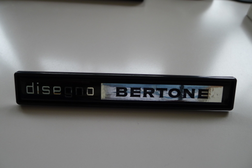 gt4のサイドに貼られた BERTONE のバッジ_a0129711_15061496.jpg