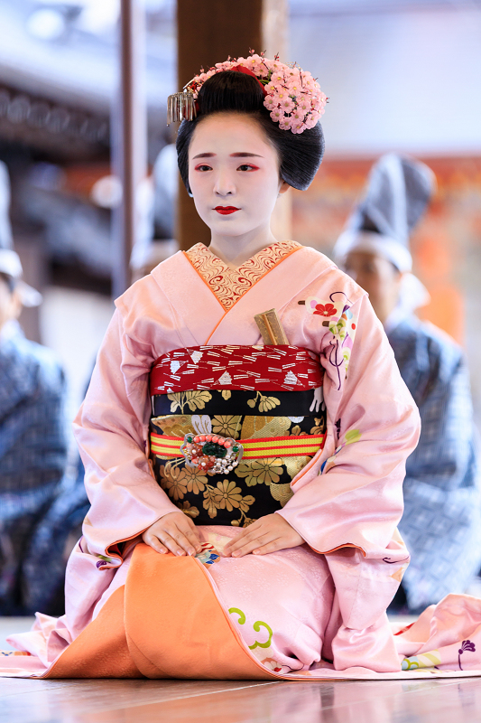 祇園さんの節分祭・奉納舞踊(先斗町・秀華乃さん、秀眞衣さん 祇園さんの節分祭・奉納舞踊(先斗町・秀華乃さん、秀眞衣さん