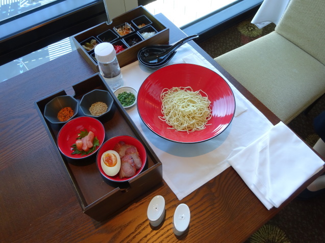 今日のルームサービス ~ ラーメン_b0405262_21130407.jpg