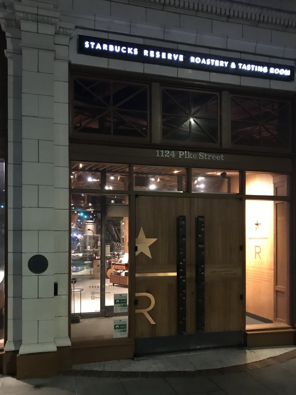 暖かい灯、夜明けのスターバックスRR inシアトル_b0365715_03244022.jpeg