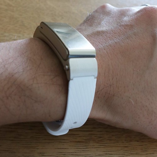 スマートウォッチ「TalkBand B2」のベルト交換_c0060143_18173034.jpg