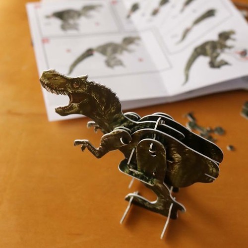 ダイソーで買った「動く3Dパズル」の恐竜が結構よくできてる_c0060143_01081387.jpg