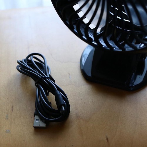 【AD】充電式の卓上扇風機が夏場に便利_c0060143_01352305.jpg