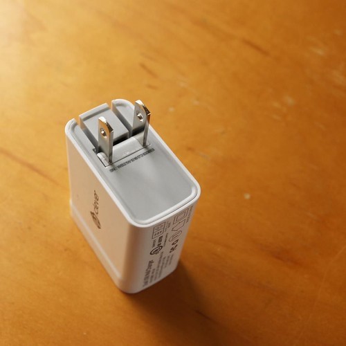 【AD】これも旅行に持っていくと便利な、2ポート USB充電器_c0060143_18032712.jpg