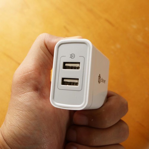 【AD】これも旅行に持っていくと便利な、2ポート USB充電器_c0060143_18033638.jpg