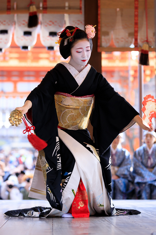 祇園さんの節分祭　奉納舞踊（宮川町とし七菜さん、とし菜実さん、ふく友梨さん、君萌さん）_f0155048_18545127.jpg