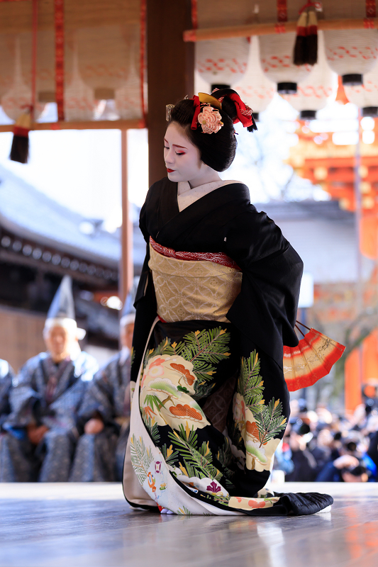 祇園さんの節分祭　奉納舞踊（宮川町とし七菜さん、とし菜実さん、ふく友梨さん、君萌さん）_f0155048_185557.jpg