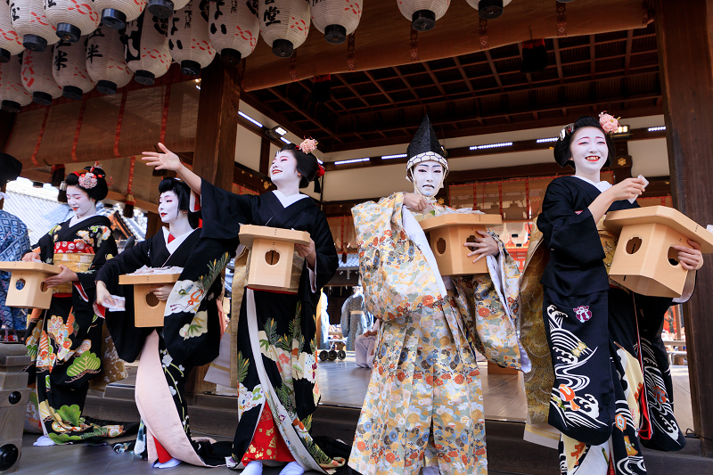 祇園さんの節分祭　奉納舞踊（宮川町とし七菜さん、とし菜実さん、ふく友梨さん、君萌さん）_f0155048_1934176.jpg