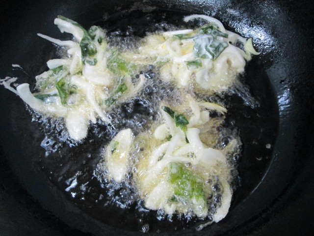 少量でも簡単!新たまねぎとわかめのかき揚げ_d0361028_21290951.jpg