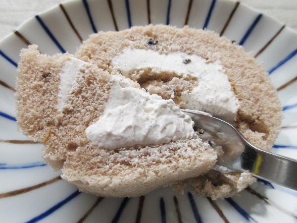 HERSHEY’S クッキー&クリームロール@モンテール_c0152767_19072547.jpg
