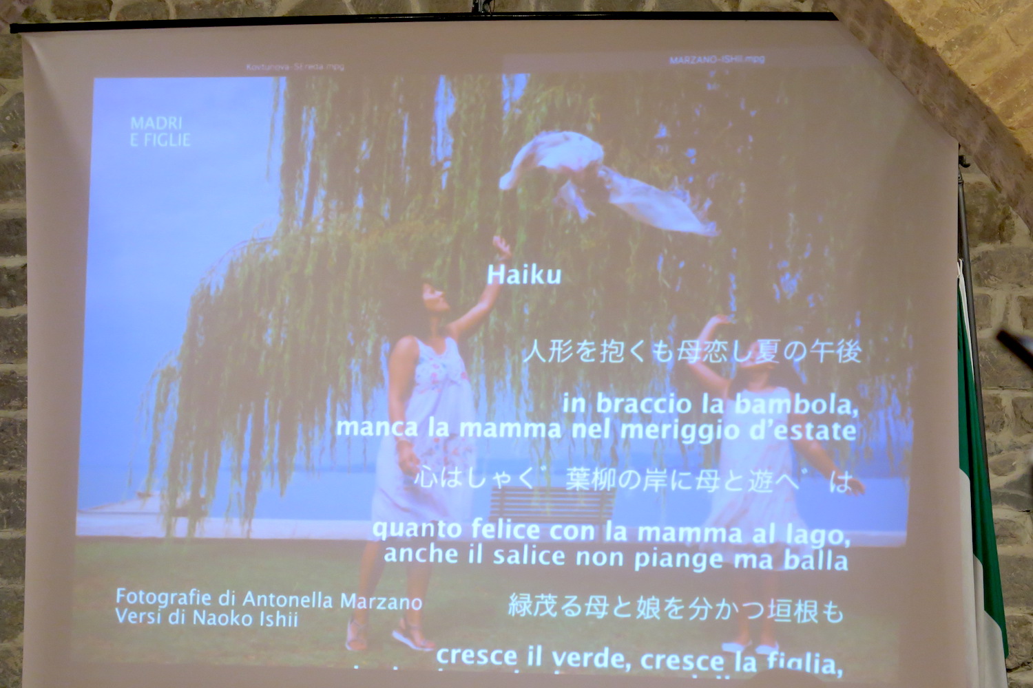 陶器の町デルータで女性写真展、日本語で俳句も朗読_f0234936_7551696.jpg