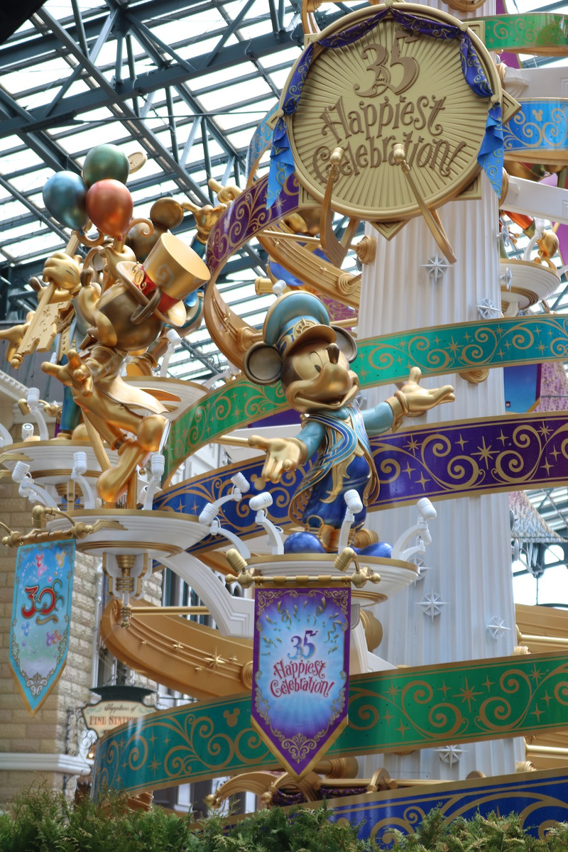 揃い踏み 歴代ミッキーが一堂に会す35周年の東京ディズニーランド 東京ディズニーリポート