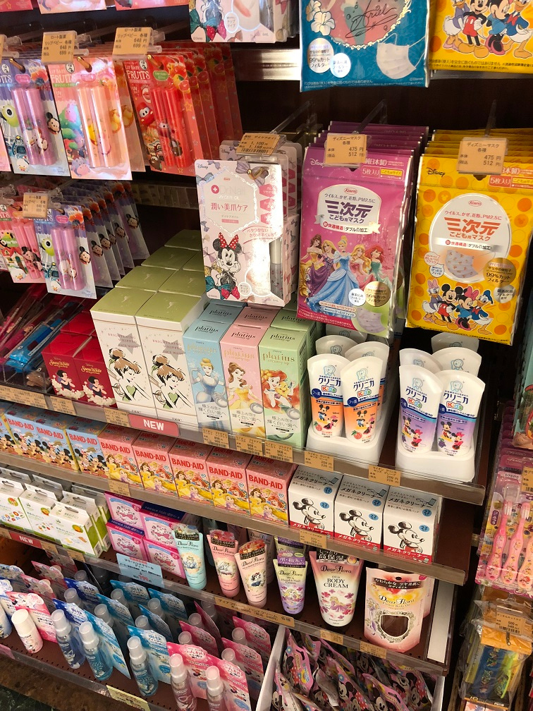 最近コンビニ ルッキンググラスギフトの日用品品ぞろえ 東京ディズニーリポート 最近コンビニ ルッキンググラスギフトの日用品品ぞろえ 東京ディズニーリポート