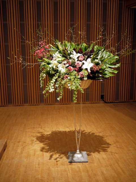 チャリティコンサート 日本の心をうたう のステージ上スタンド花 札幌コンサートホールkitara小ホール 02 07 札幌 花屋 Mell Flowers チャリティコンサート 日本の心をうたう のステージ上スタンド花 札幌コンサートホールkitara小ホール 02 07 札幌 花屋 Mell Flowers