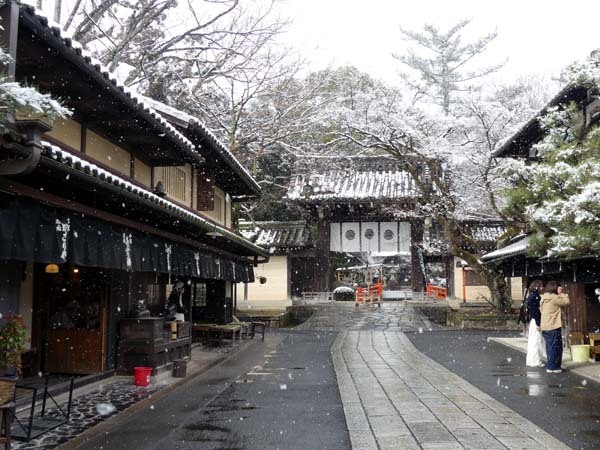 雪の今宮神社_e0048413_20202568.jpg