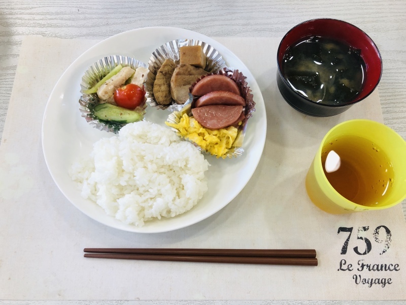ひだまり工房 昼食 もうか鮫煮魚 スクランブルエッグ チキンときゅうりの胡麻和え ソーセージ ご飯 わかめ味噌汁 今日の献立