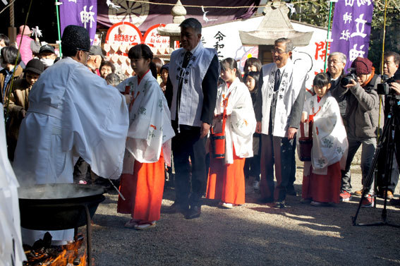 春を呼ぶ射山神社の「みゆ」_b0145296_16265751.jpg