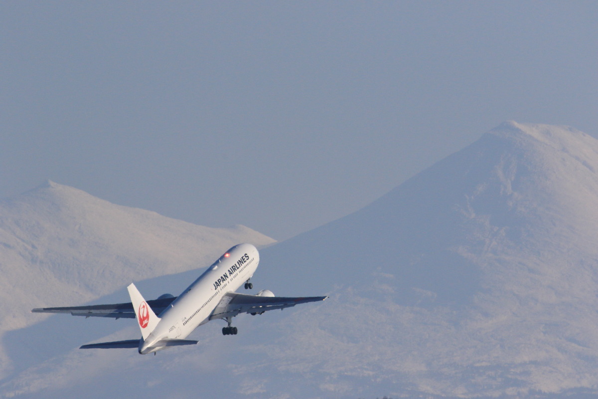 東京行き 山行き 旭川空港 自由な空と雲と気まぐれと From 旭川空港