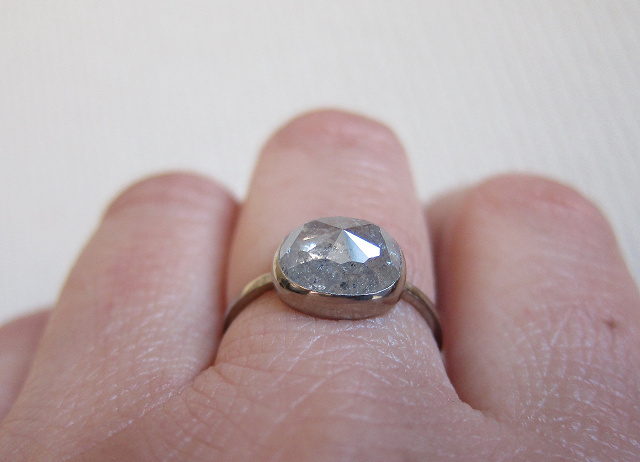 オーバルアイスグレーダイヤモンドK18WGリング : hiroe jewelryつくり